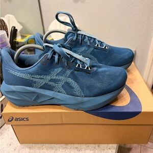 Men’s 8.5/ Women’s 10 Asics Novablast 5